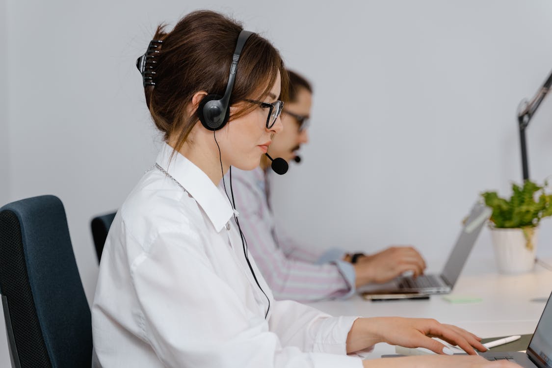 A person using a computer and wondering “how does voice recognition software work?"