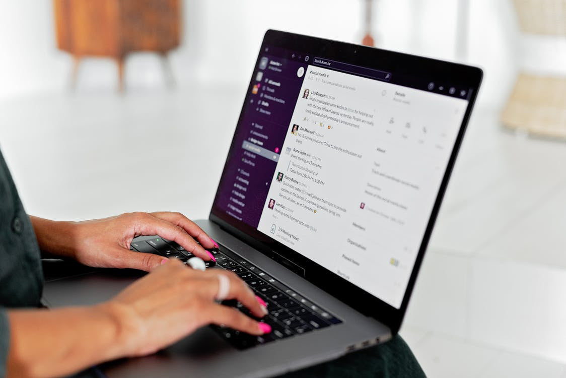A person using a productivity app on a pc